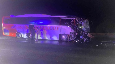 Düzce'de Otobüs ile Çekici Çarpıştı: 9 Yaralı