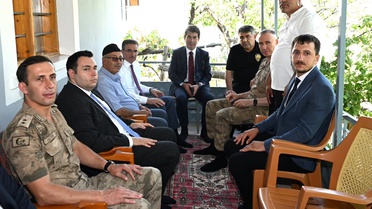 Vali Baruş, İspir'de Şehit Ailesi ve Gaziyi Ziyaret Etti