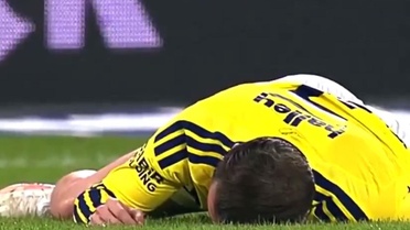 Fenerbahçe'de korkutan sakatlık! Sahadan sedyeyle ayrıldı