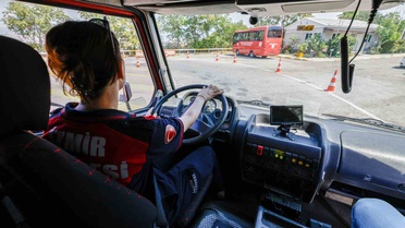 İzmir İtfaiyesinden Yeni Sürücülere Zorlu Parkur Eğitimi