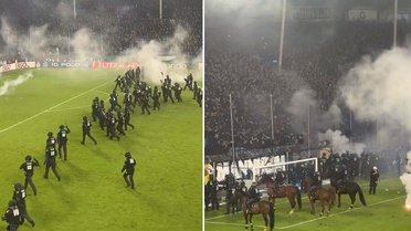 Maçta ortalık karıştı! Atlı polisler sahaya girdi