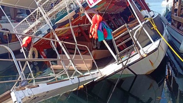 Akyaka'da Tur Teknesi Yan Yattı
