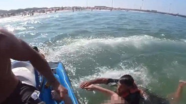 Denizde boğulma tehlikesi geçiren 2 kadın ve 1 çocuğun kurtarılma anı kamerada