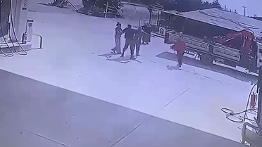 Babasının gözleri önünde silahla kaçırdı! Eski sevgili dehşeti kameralara yansıdı
