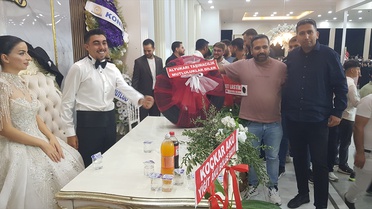 Düğünde damada lastik hediye ettiler