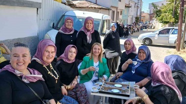 Gelin konvoyunun önünü kesen kadınlar yol ortasında tavla oynayıp, kahve içtiler