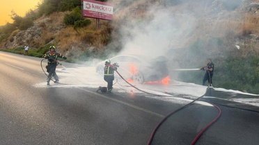 Yanan elektrikli otomobil suyla sönmüyor! Özel ekipmana rağmen 12 saat sürdü