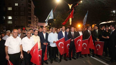 Ahlat’ta Malazgirt Zaferi’nin 955. yılı dolayısıyla fener alayı ve bayrak yürüyüşü yapıldı
