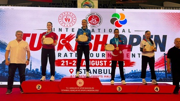 Bursa Büyükşehir Belediyesporlu karateci Naz Kayadere'den altın madalya