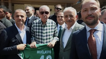 Erdoğan'a Muğlaspor forması hediye edildi