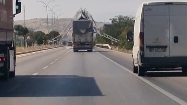 Kamyon Yön Levhalarını Yıktı