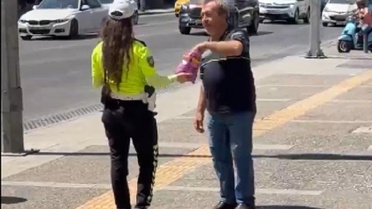 Trafik Polisi Mevlit Kandili'nde Çikolata Dağıttı