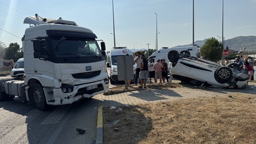 Seydikemer'de Tır-Otomobil Çarpışması: 4 Yaralı
