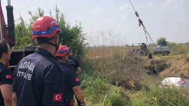 Ceyhan'da Kaza: Otomobil Dereye Düştü