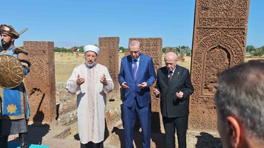 Erdoğan Ahlat'ta Kabine Toplantısı Öncesi Selçuklu Kabristanını Ziyaret Etti