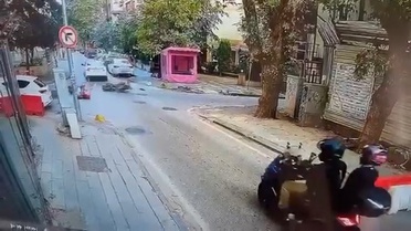 Kadıköy'de Motosiklet ve Otomobil Çarpıştı
