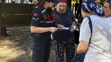 Kemalpaşa’da jandarmadan kadınlara ’KADES’ ve ’Kadına El Kalkamaz’ bilgilendirmesi