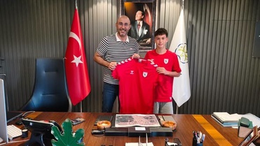 Samsunspor’un genç oyuncusu Kuzey’den Başkan Zencirci’ye forma jesti
