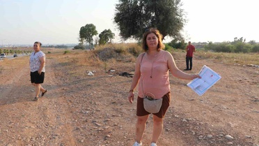 Üniversite yıllarca araziyi işgal etti, belediye istimlak etmeden bulvar geçirdi, şimdi de başkası karpuz ekti