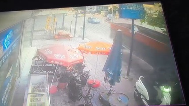 Ceyhan'da Traktör Römorku Kaldırımda 2 Kişiye Çarptı