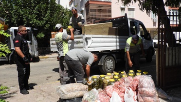 Antalya'da gıda deposuna denetim: 152 kilo et ve 20 bidon turşuya el konuldu