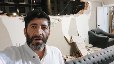 Avcılar’da koltukta uzandığı sırada iş makinesi dairenin duvarını yıktı