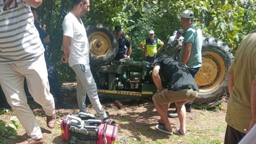Traktör Devrildi, Fındık Bahçesi Sürücüsünü Aldı