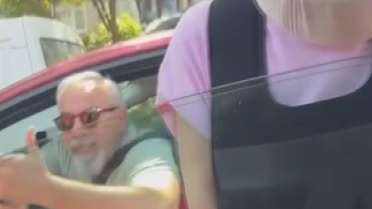 Bakırköy'de 'yol verme' tartışmasında kadın, taksiye saldırdı