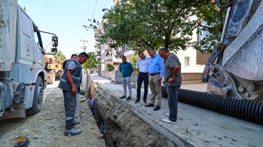 Burdur Belediye Başkanı Ercengiz, Aydınlıkevler Mahallesi’ndeki drenaj çalışmalarını inceledi