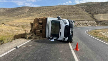 Tekman'da Ot Kamyoneti Devrildi: 2 Yaralı