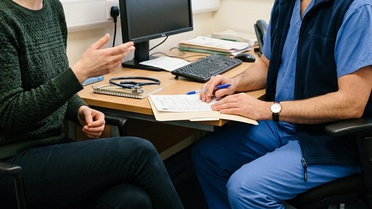 Manisa'da hastalardan ameliyat için para aldığı iddia edilen doktor tutuklandı