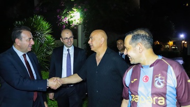 Hüsam Hasan'a Plaket Takdimi