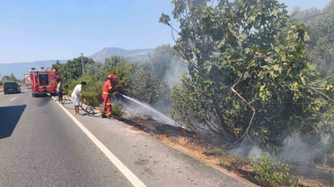 Ula’da yol kenarında başlayan alevler korkuttu