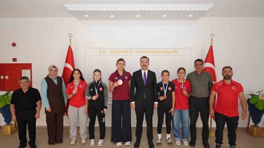 Başarılı Güreşçiler Kaymakam'ı Ziyaret Etti