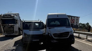 Yüksekova'da Minibüs ve Kamyonet Çarpıştı: 10 Yaralı