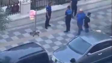 Zabıtalar, engelli adamı tekme tokat dövdü