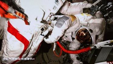 Çin Astronotları İlk Uzay Yürüyüşünü Tamamladı