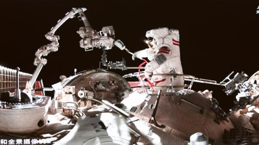 Çin Astronotları İlk Uzay Yürüyüşünü Tamamladı