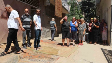 Çukur ve tozdan bıktılar, sokağa halı serip suladılar