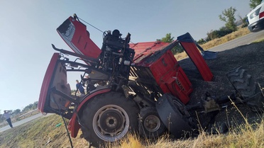 Traktör Devrildi: 1'i Ağır 2 Yaralı