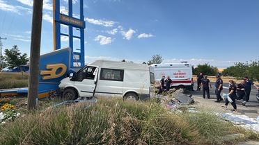 Elazığ'da Minibüs ile Hafif Ticari Araç Çarpıştı