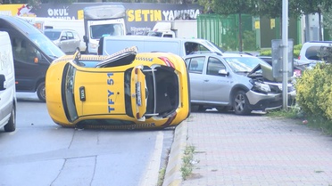 Güngören'de Taksi Devrildi: 2 Yaralı