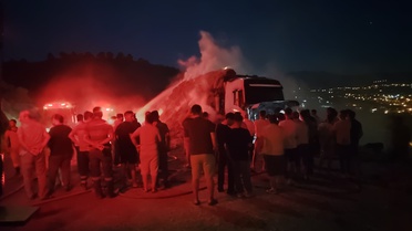 Aydın'da Saman Yüklü Tırda Yangın: Araç Kullanılamaz Hale Geldi