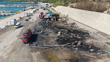 Balıkçı Barınağı’ndaki yangının ardından geriye demir yığınına dönen tekneler kaldı