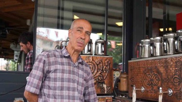 Burdur’un 50 yıllık neşe kaynağı: Çaycı Hakkı’nın gülüşü kentin simgesi oldu