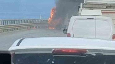 Bursa'da Seyir Halindeki Kamyonet Yandı