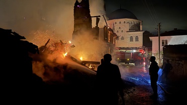 Domaniç'te Yangın: Ev ve Samanlıklar Zarar Gördü