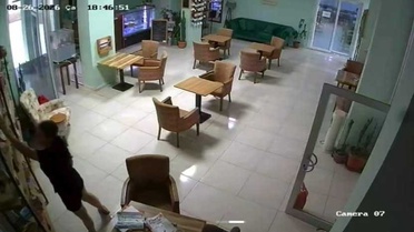 Adana'da Kütüphane Kafeye Kitap Hırsızlığı