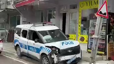 Dilovası'nda Şüpheli Polis Aracında Taşkınlık Çıkardı, Araç Kaza Yaptı