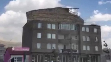 Yüksekova'da Şiddetli Fırtına Çatı Uçurdu